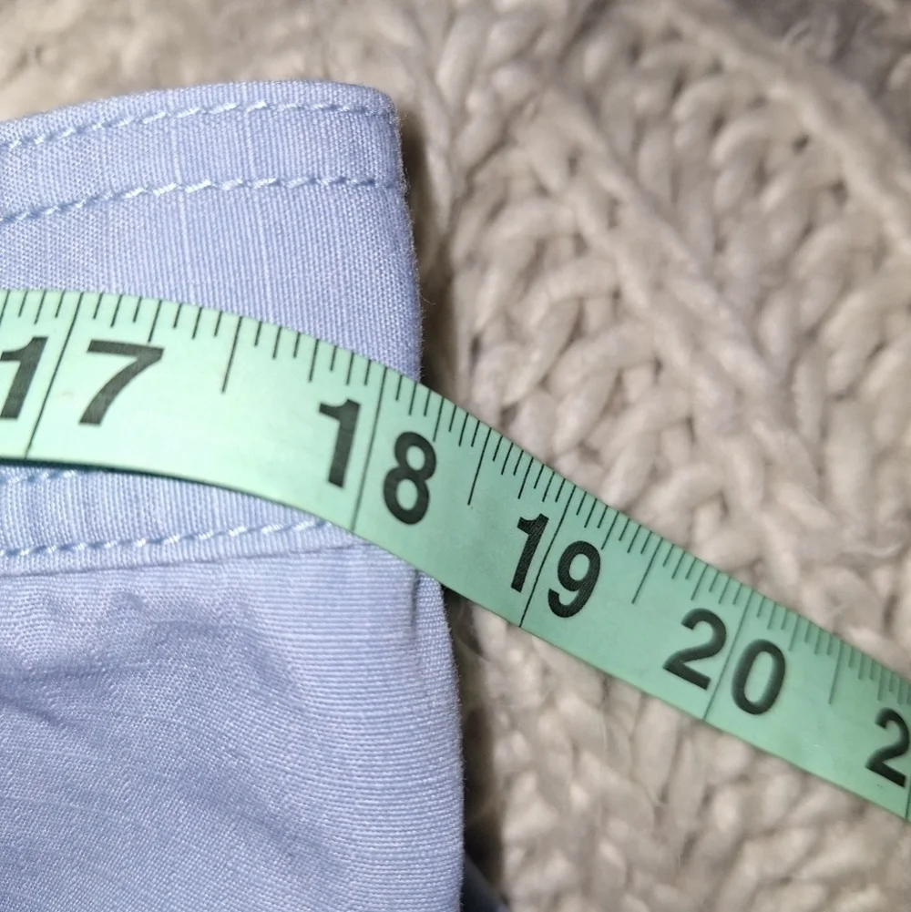 A The North Face men's cargo shorts in a size 36 regular in grey/blue Pre-loved.